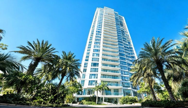 Torre de apartamentos con palmeras